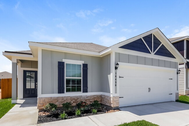 Building Photo - 16430 Honeysuckle Hl Dr