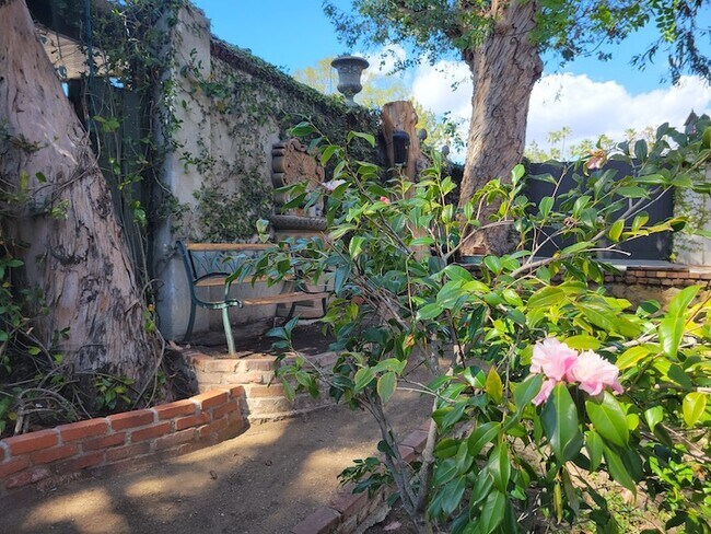 Building Photo - 2057 N Las Palmas Ave