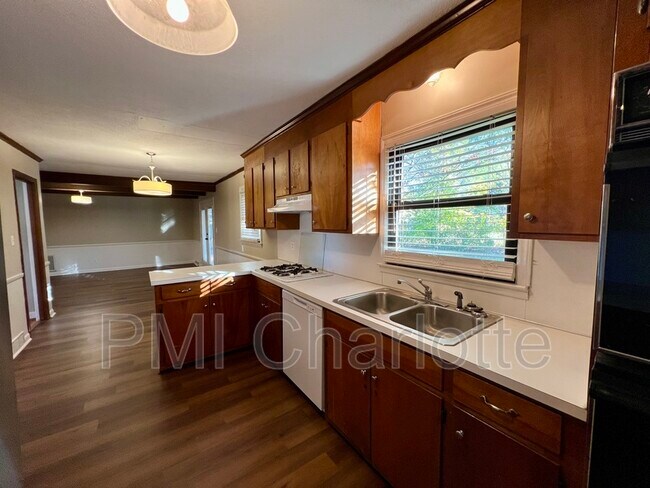 Building Photo - 528 Carolina Ave N