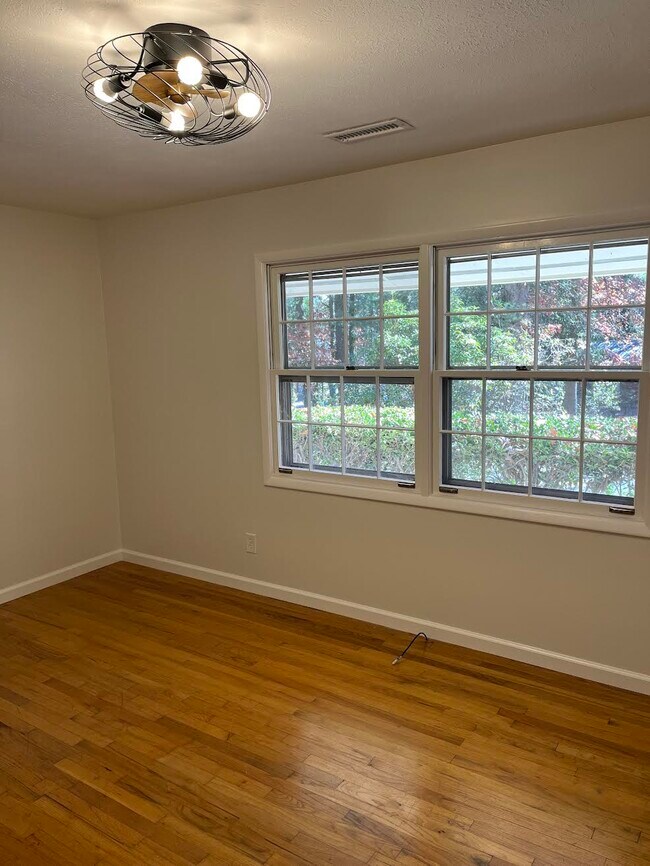 Building Photo - 129 W Blythe Cir