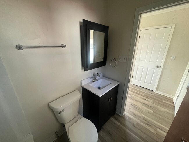 Building Photo - Fully Remodeled 2 Bedroom 1.5 Bathroom House in Moline