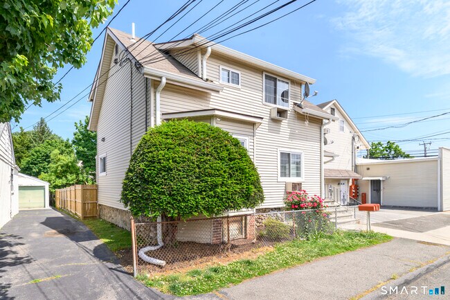 Building Photo - 750 Cove Rd