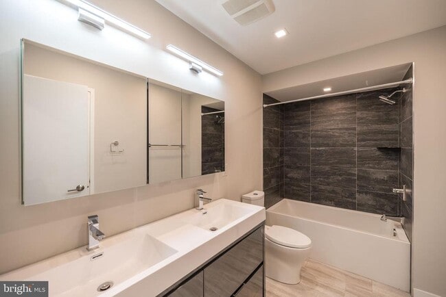 Building Photo - 1442 Hope St