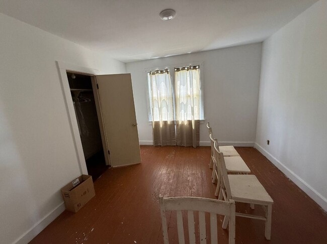 Building Photo - Charming Country Farmhouse in Elberta!