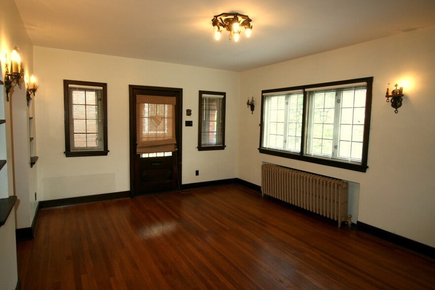 Front room - 328 S Aiken Ave