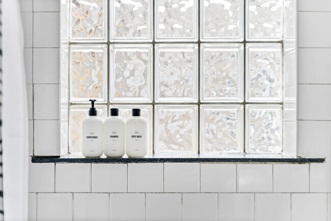 Building Photo - 927 W Oakdale Ave