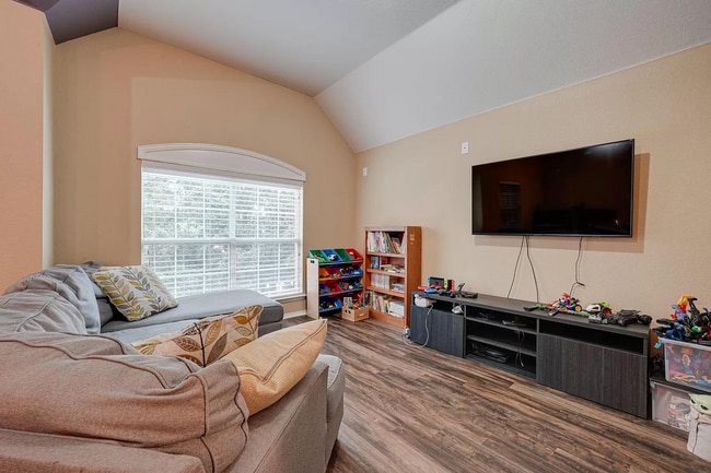 Building Photo - 5517 Crimson Oaks Dr