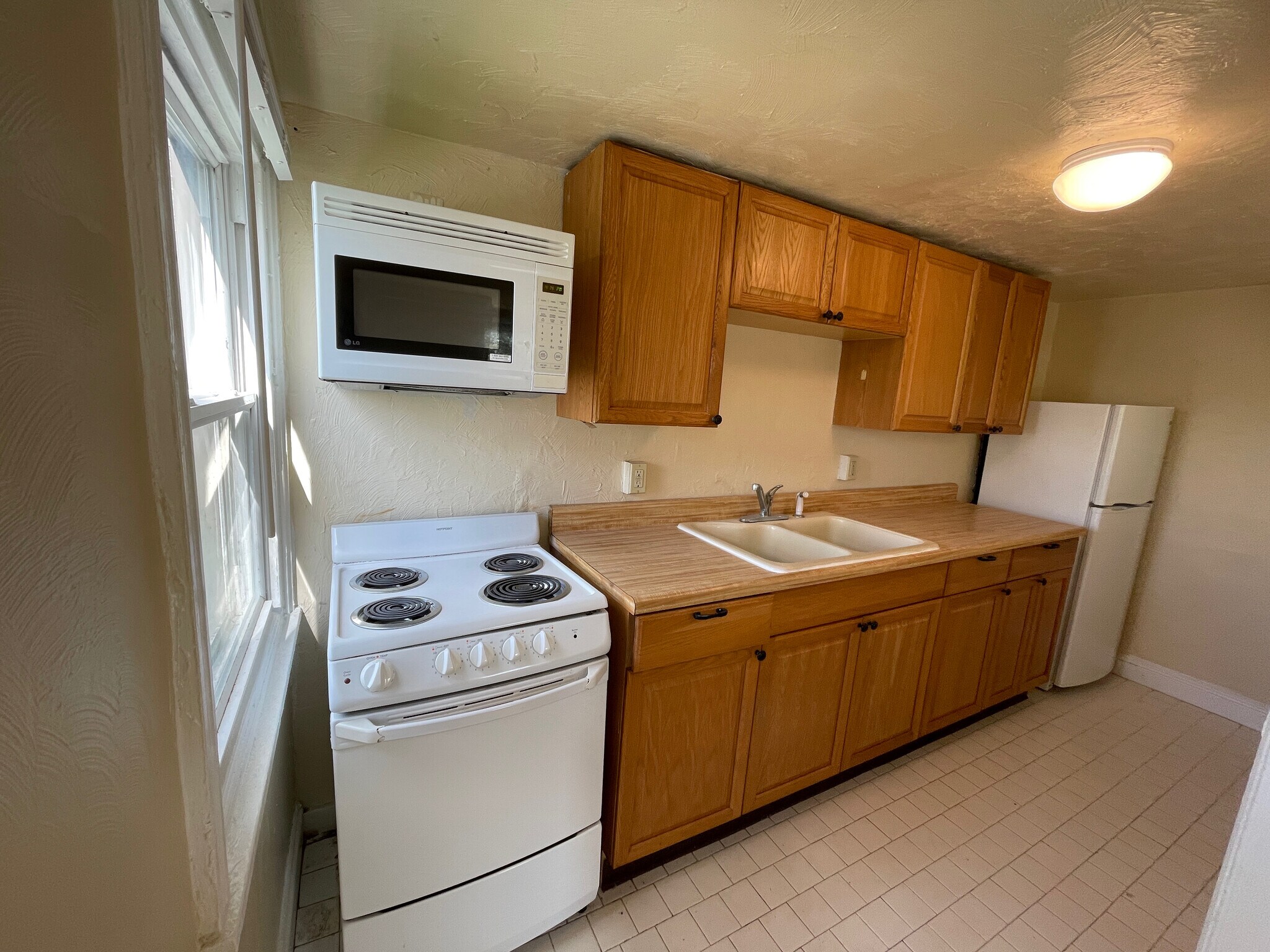 Kitchen - 157 Cricket Ave