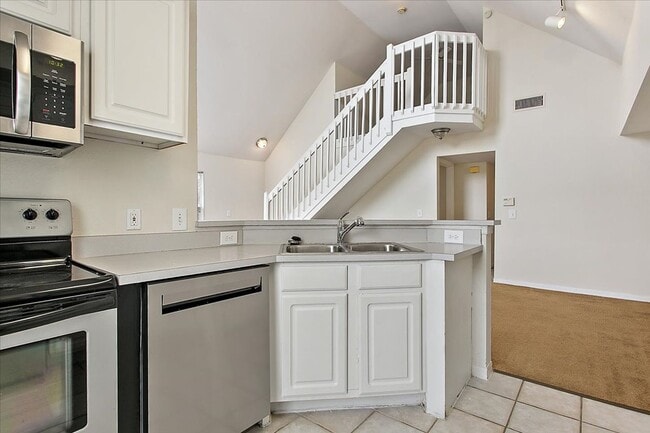 Building Photo - Terrific Bishops Court Townhouse!