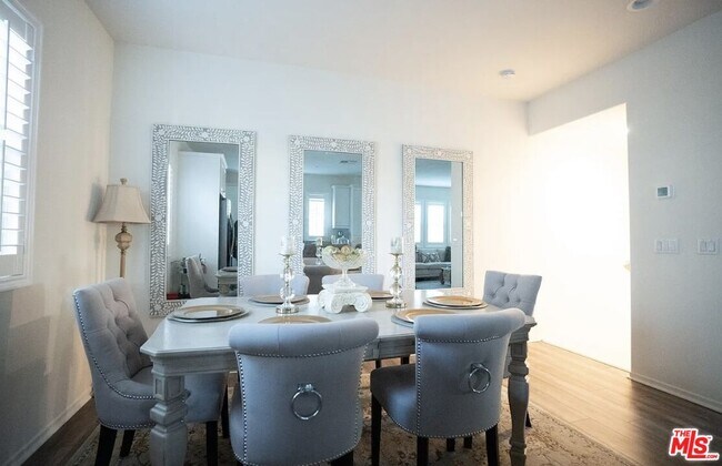 Building Photo - 841 Iris Way