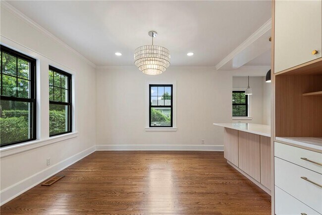 Building Photo - 727 Pelhamdale Ave