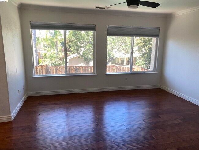 Building Photo - 1417 Solana Dr