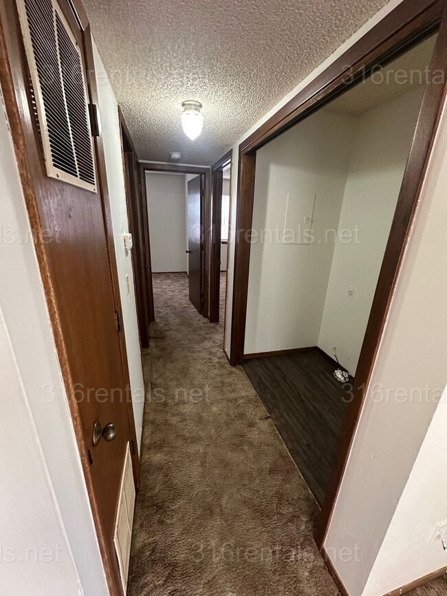 Building Photo - $750 - 2 bed 1 bath - Second floor Apartment