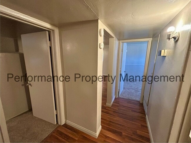 Building Photo - Charming 3 Bed/1 Bath House w/ RBP & Secur...