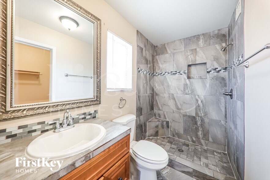 Building Photo - 9044 N 52nd Dr