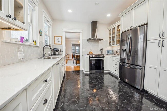 Building Photo - 36 Grand Ave