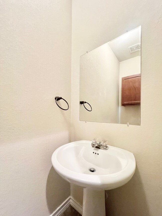 Building Photo - Lovely townhome | 3 bed/2.5 bath | End unit | near UT Medical Center/Lackland AFB/USAA!