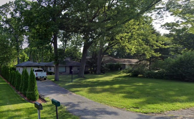 Building Photo - Gorgeous 2 bedroom1 bathoom mid-centutry r...