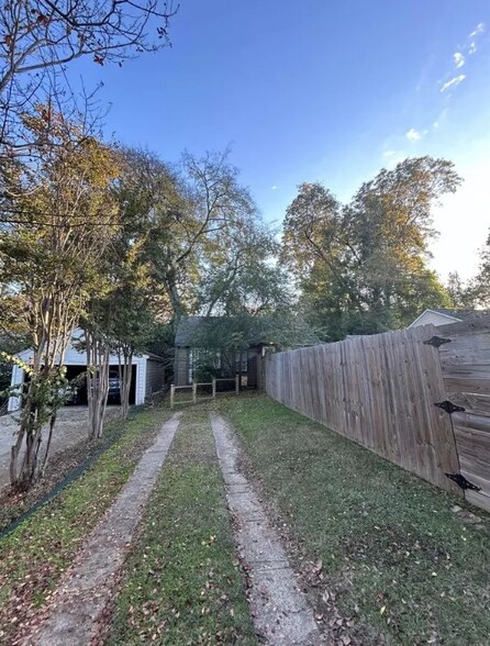 Building Photo - 208 W 1st St