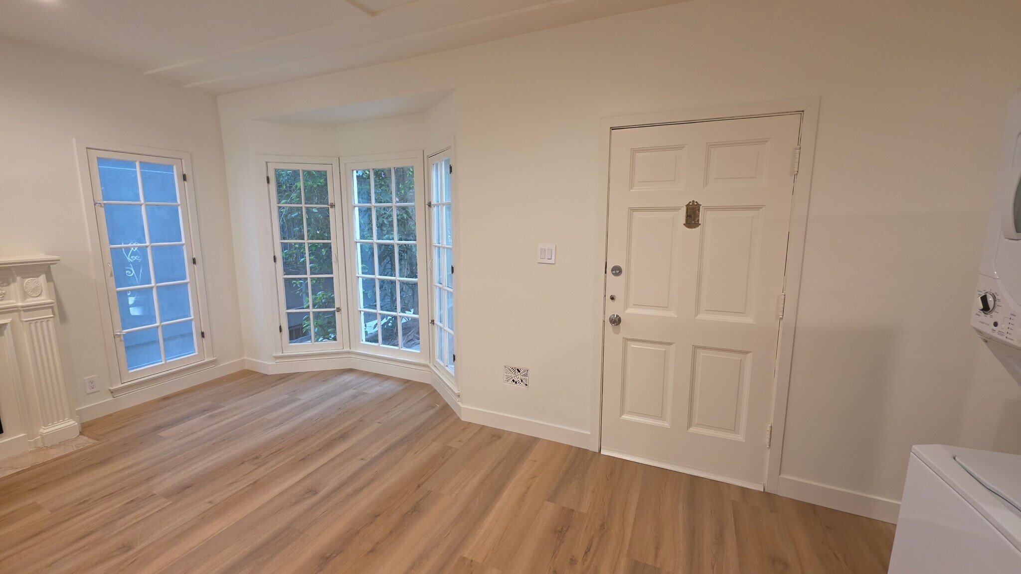Building Photo - 458 S Roxbury Dr