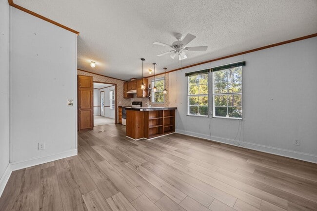 Building Photo - 4 bedroom 2 bathroom spacious home!
