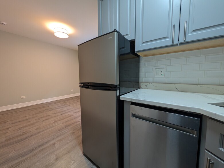 Building Photo - 503 W Belmont Ave