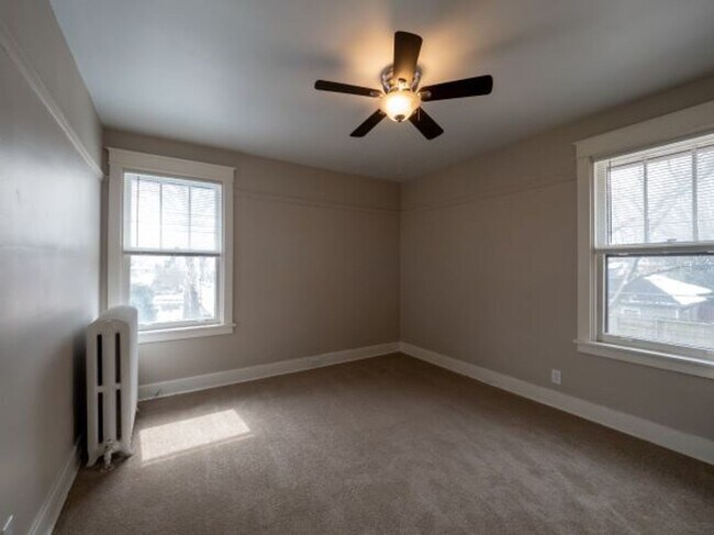 Building Photo - 319 W Hutchinson Ave