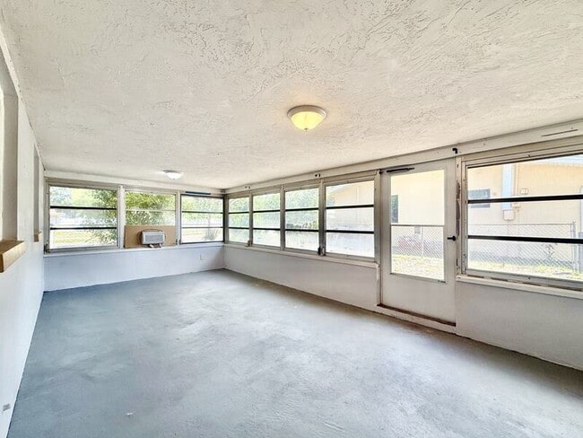 Building Photo - 1501 S Hillcrest Ave