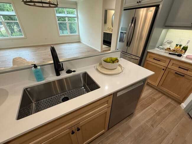 Building Photo - Fall special! flexible terms and easy move in!! 3 bed 2 bath 2 car in bungalow Heights, beautiful...