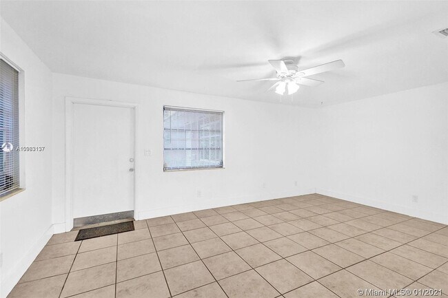 Building Photo - 11652 NE 11th Pl