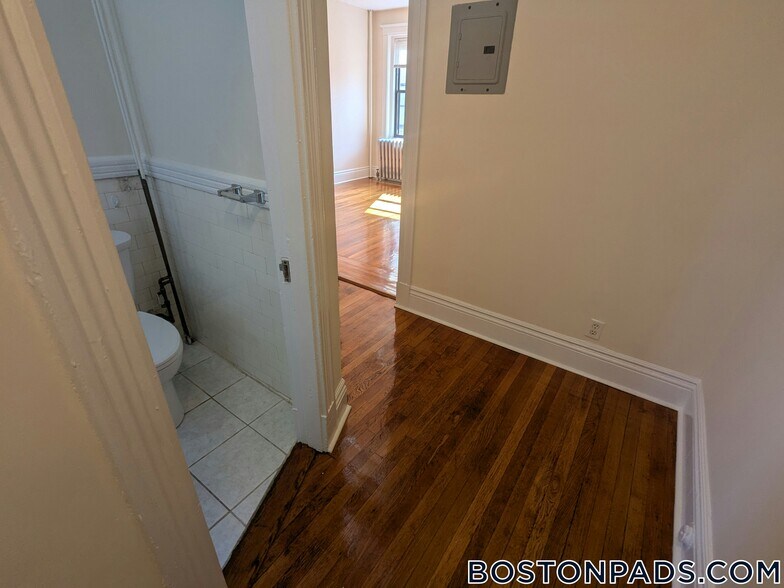 Building Photo - 31 Park Dr