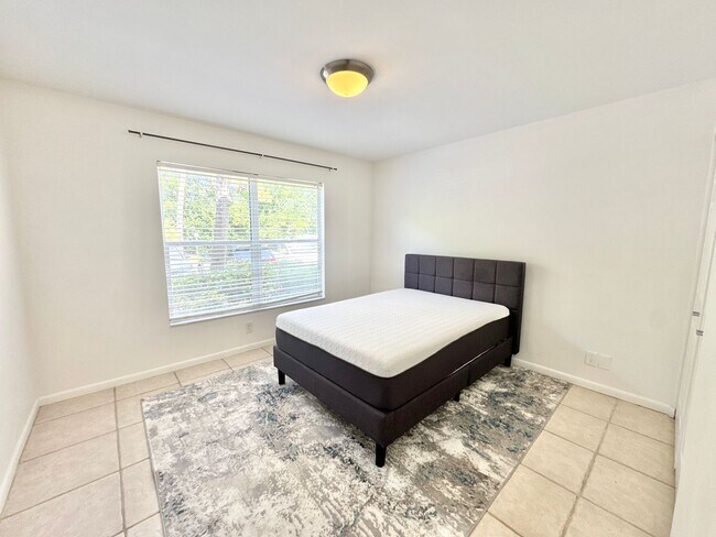 Building Photo - ** KINGS LAKE ** 2 BED / 2 BATH - CONDO - ...