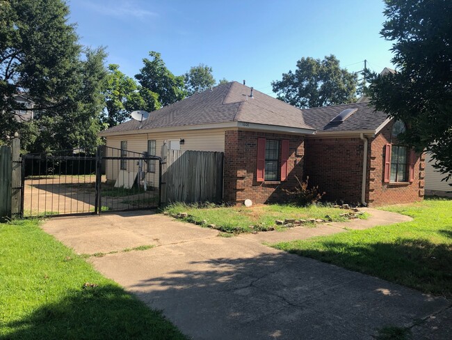 Primary Photo - 2 bedroom 2 full bath home with lots of sq...