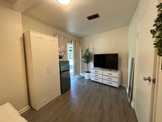 Building Photo - 7327 Sovereign Ct