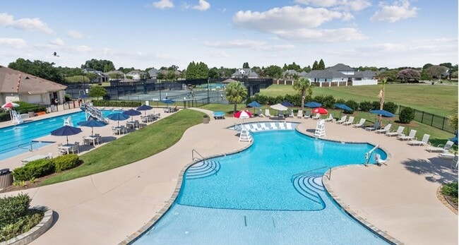 Building Photo - 3 Bedroom Home in U Club | Community Pool | Fenced Patio