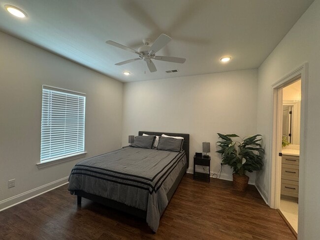Building Photo - 3 bed 3.5 bath house in South Grove!