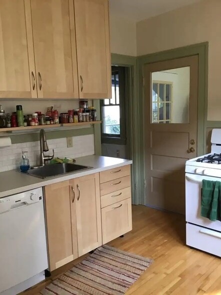 Building Photo - 3215 33rd Ave S