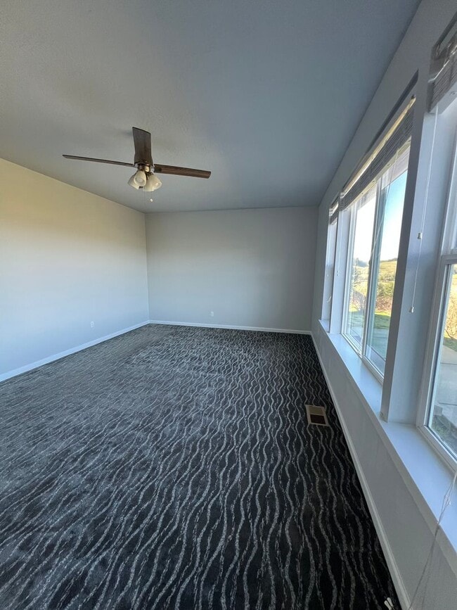 Building Photo - Beautiful Hilltop Country Home with Stunning Views