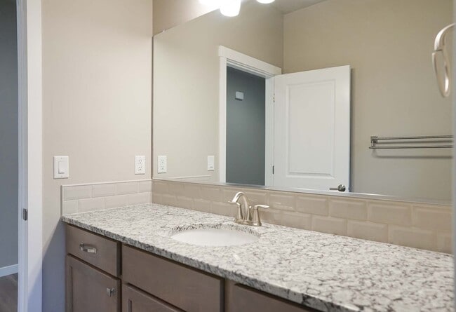 Building Photo - Elegant and Pristine Post Falls Home