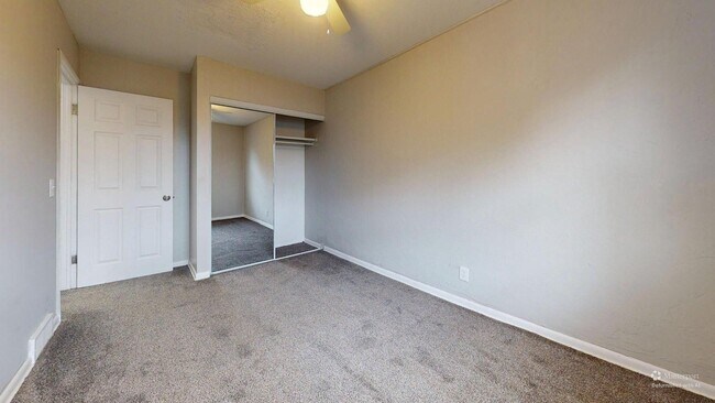 Building Photo - Elyria - updated 2 bedroom/1 bath townhouse.