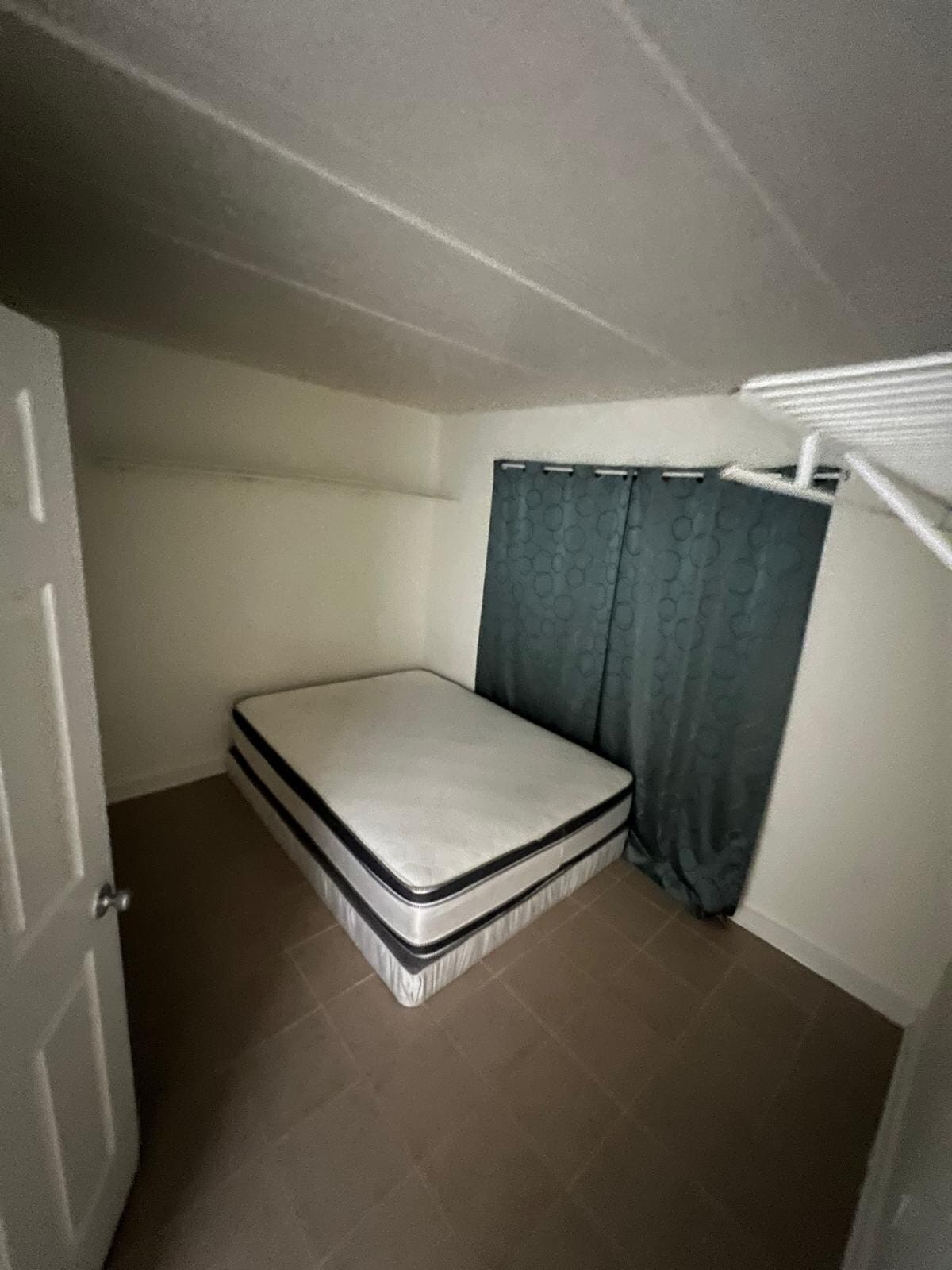 Den - 3306 Hewitt Ave