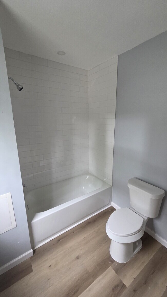 Building Photo - Exquisite 4 bed 3 bath with Air Conditioning