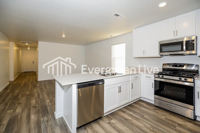 Building Photo - 323 Lightning Ave