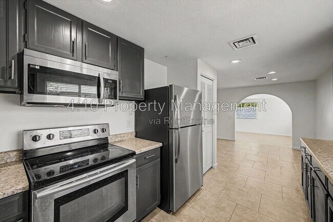 Building Photo - 2104 N Comanche Dr