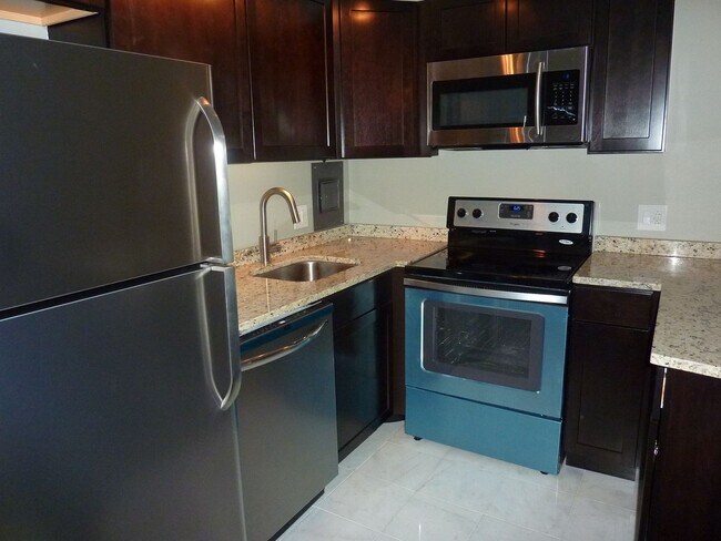 Building Photo - Premium One-Bedroom Condo Near UTK – Walk to Class, Law School & Neyland Stadium