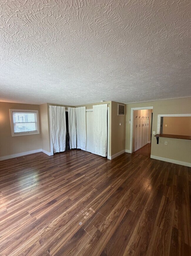 Building Photo - Secluded & Charming 3BR/1BA in Lansing — Section 8 Approved