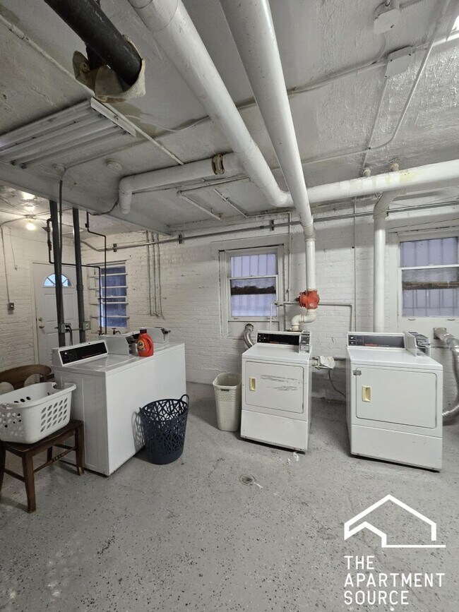 Building Photo - 1808 W Farwell Ave