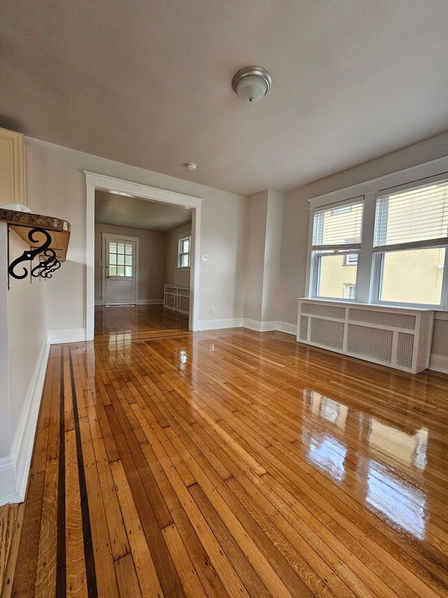 Building Photo - HALF MONTH FREE* Single family home with n...
