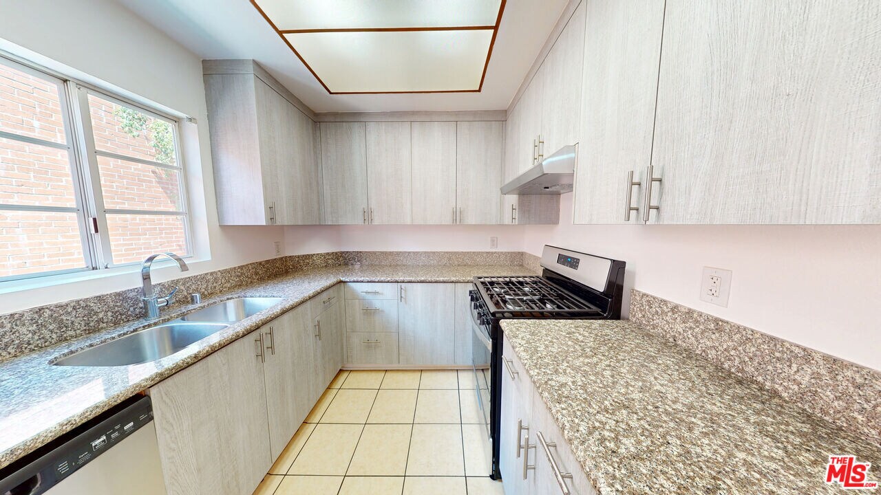 Building Photo - 5135 Zelzah Ave