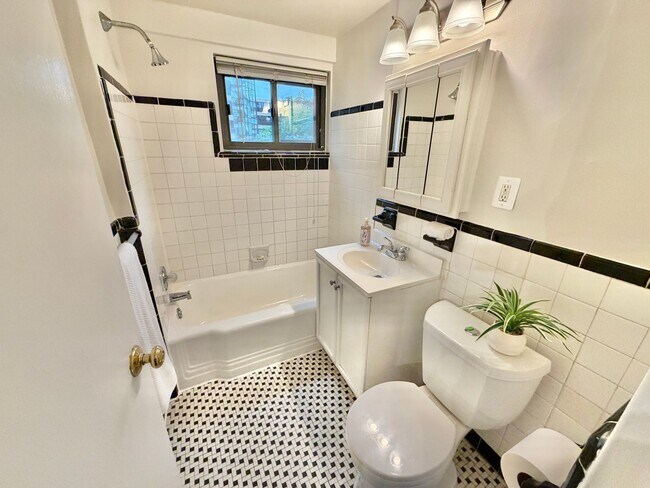 Building Photo - FREE RENT!  Unique Studio in Foggy Bottom with Solarium Near GW University and Hospital. An Excep...